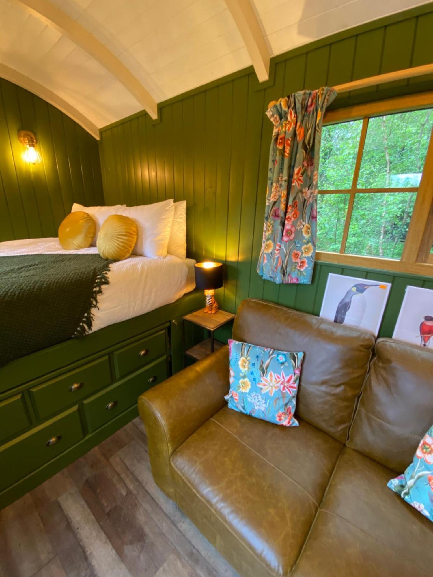 The Goose Nest Luxury Lakeside Shepherd Hut In Cardinham Woods, Cornwall Exteriér fotografie