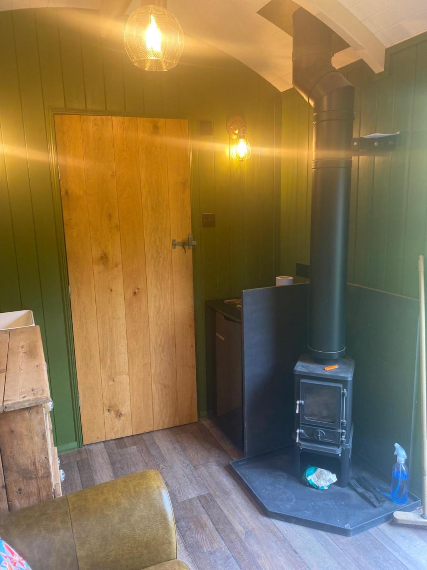 The Goose Nest Luxury Lakeside Shepherd Hut In Cardinham Woods, Cornwall Exteriér fotografie