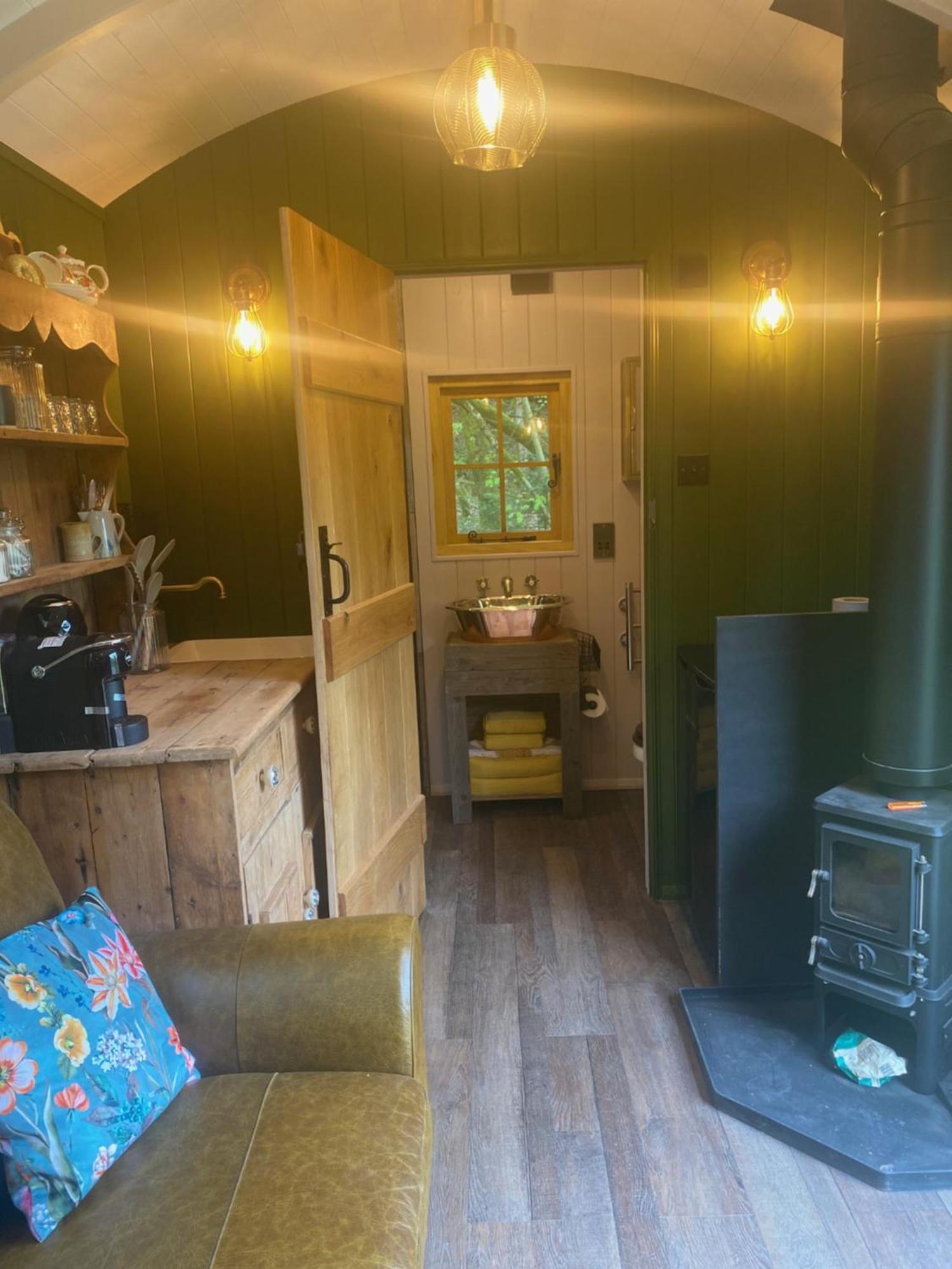 The Goose Nest Luxury Lakeside Shepherd Hut In Cardinham Woods, Cornwall Exteriér fotografie
