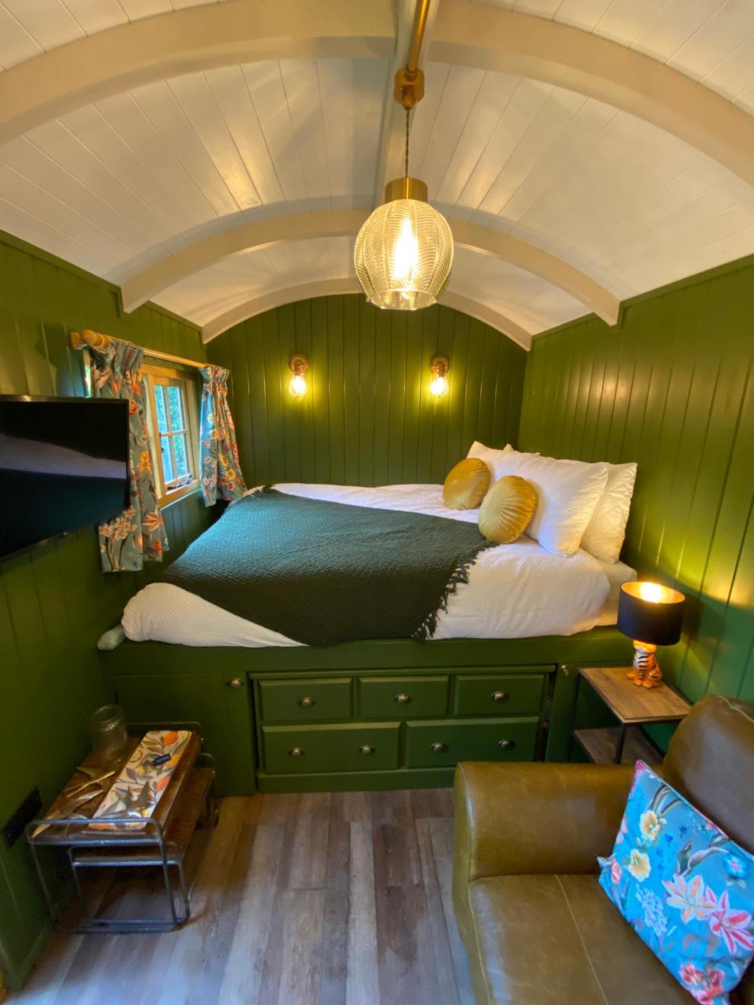The Goose Nest Luxury Lakeside Shepherd Hut In Cardinham Woods, Cornwall Exteriér fotografie