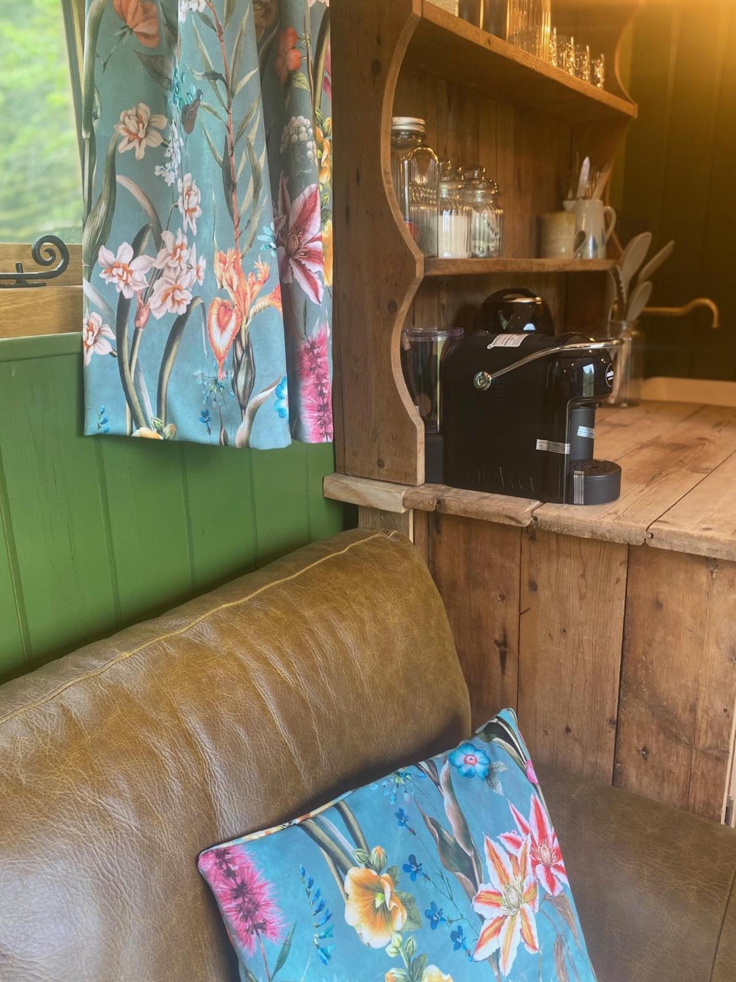 The Goose Nest Luxury Lakeside Shepherd Hut In Cardinham Woods, Cornwall Exteriér fotografie